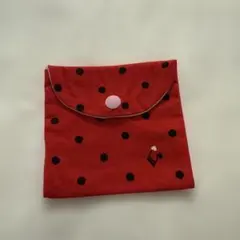水玉模様のフラップ付きポーチ　サニタリーケース
