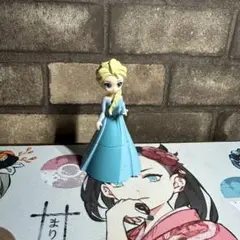 ガチャガチャ エルサ フィギュア