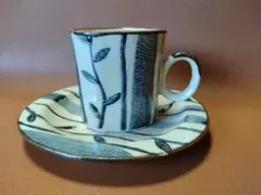 葉模様のカップとソーサーセット