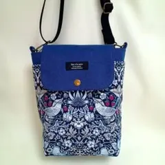 ペットボトルが入る大きめ蓋付サコッシュ　ウィリアムモリスいちご泥棒