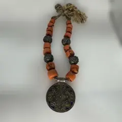 オレンジビーズ装飾ネックレス