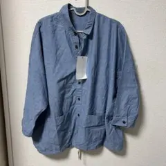 青の長袖シャツ ボタン付き ポケット付き