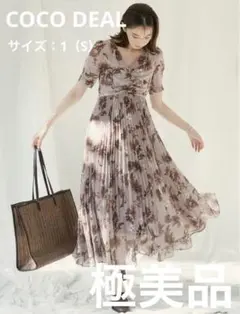 極美品COCO DEALモノトーンフラワープリントプリーツ エンパイアワンピース