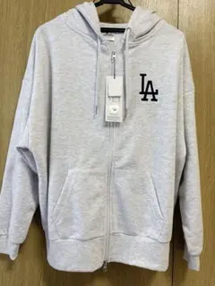 M 新品 MLB LAロゴ刺繍 アップリケ アイスグレー ジップパーカー