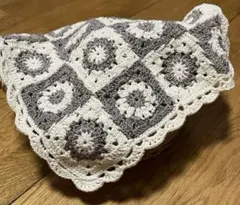 ラメ入りモカブラウンとホワイトのかぎ針編みマルチカバー