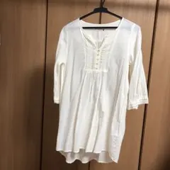 シャツ　ブラウス　チュニック　オフホワイト　七分袖　シンプルデザイン　薄手　美品
