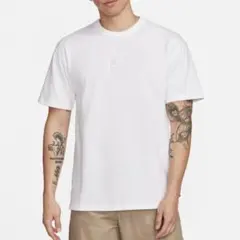 新品未使用　NIKE スポーツウェア プレミアム エッセンシャル　Tシャツ　L