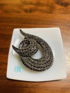 マーカサイト風 ブローチ ヴィンテージ調 ブラック シルバー 渦巻き