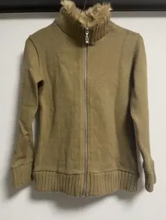 ベージュタートルネックセーター