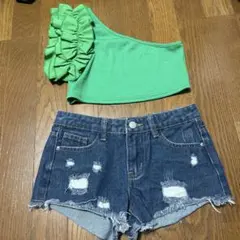 フリル付きグリーントップスとデニムショートパンツセット