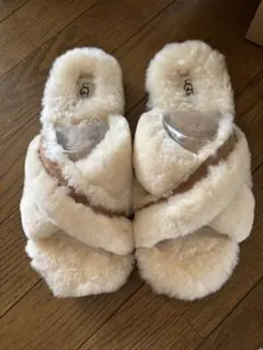 UGG クリーム色 ファース　サンダル