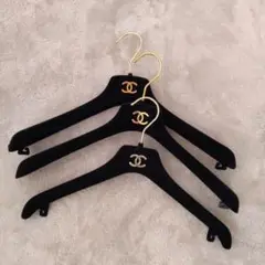 CHANEL 黒いベルベット衣類ハンガー 3本セット