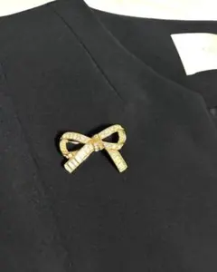 セルフォード　リボン型クリスタルブローチ