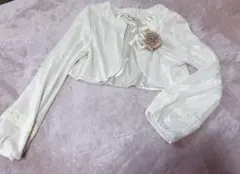 アクシーズファム　合わせやすいクリーム色のボレロ コサージュ付き