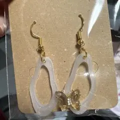 ハンドメイド 透明樹脂 蝶モチーフ ピアス