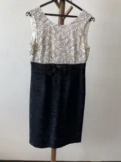 エレガントなレースと黒スカートのドレス