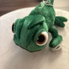 パスカル （ディズニー ラプンツェル） 肩のせ ぬいぐるみ