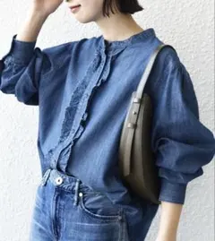 美品！《SHIPS》ライトオンスフリルデニムシャツ　ブルーのサムネイル