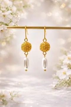 【上品に揺れる】ゴールドボール×貝パールピアス|大人可愛い　ハンドメイド　ビーズ