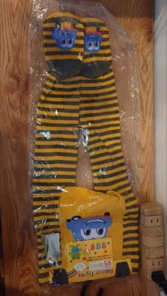 イエローとブラックのストライプパンツ