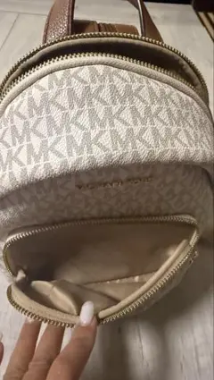 多少のダメージはありますが、バッグ本体は汚れや傷もなく美しいです。