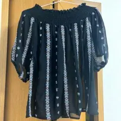 NICE CLAUP 刺繍入りオフショルダー黒トップス