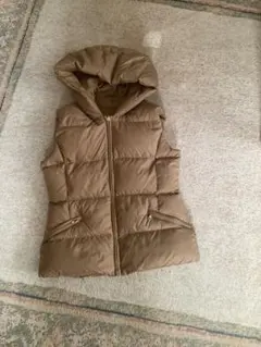 ブラウン フード付きダウンベスト