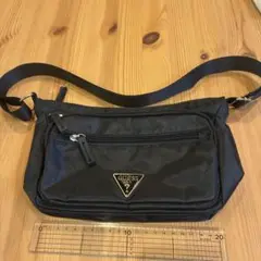 GUESS ブラック ショルダーバッグ