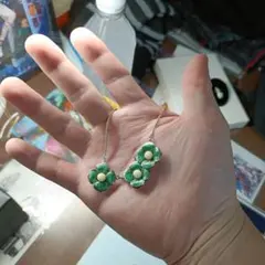 花の形状 クローバー　ネックレス 緑色と白色