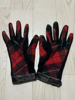 赤と黒のチェック柄手袋
