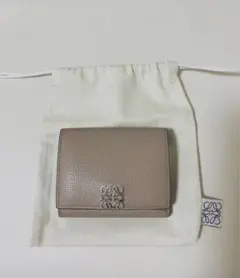 ロエベ アナグラム トライフォールドウォレット 三つ折り サンド