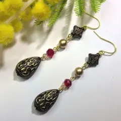 ハンドメイドピアス　3051　　　　　　　アンティーク調ビーズのロングピアス