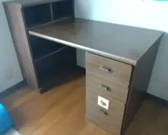 【直接受渡し】木製デスク 3段引き出し 棚付き