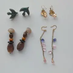 多様なデザインのピアスセット