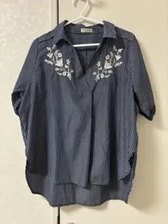 刺繍入りネイビーとホワイトストライプシャツ