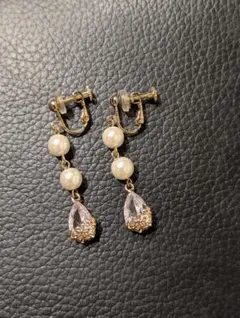 パールクリスタル　ネジ式イヤリング