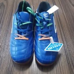 新品未使用 UMBRO フットサルシューズ ジュニア WIDEモデル21.5cmのサムネイル