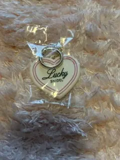 ハート型の「Lucky SNIDEL」ミラーキーホルダー（ホワイト）