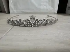 クリスタル装飾のブライダルティアラ
