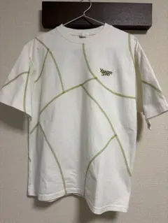 Younger Song 緑ステッチデザイン Tシャツ ホワイト ステッカー付
