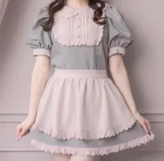pium エプロン付きコットンフリルカフェワンピース - メルカリ