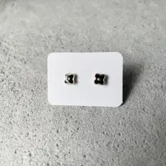 小さなブラックフラワーピアス・樹脂ピアス・イヤリング