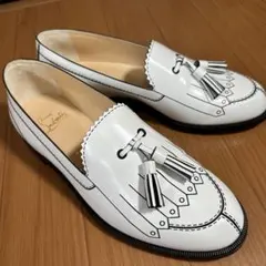 【クリスチャンルブタン】個性のある白ローファーで、他の人と差をつけよう