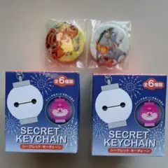 くまのプーさん　提灯ライトキーホルダー ×２個 & 缶バッジ ×２個のセット