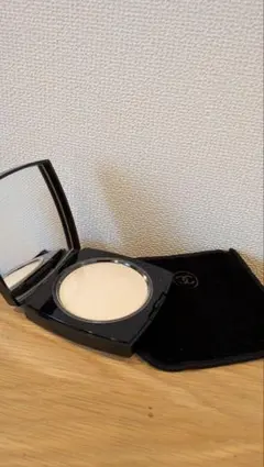 フェイスパウダー　シャネル　プードゥル ルミエール プレッセ　04ブランクのサムネイル