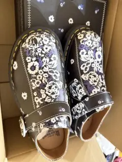 Dr. Martens サボ・クロッグサンダル ブルー 9 UK Dr. Martens Women's Zebzag Sandals | Urban Outfitters