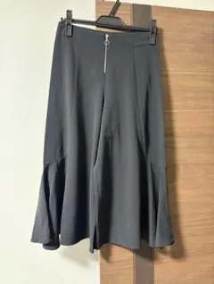 新品ZARAフレアキュロットひざ丈 前面ファスナー付き⚫︎