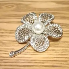 今日までお値引き！新品・未使用！シルバー重厚感のある、お花モチーフのブローチ