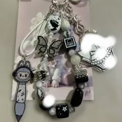 黒白ラブブと蝶々がポイントのストラップ