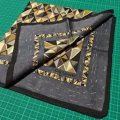 Guy Laroche ハンカチ 幾何学模様　中古のサムネイル